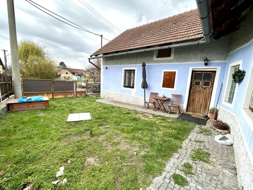 přední část zahraday a vstup do domu.jpeg