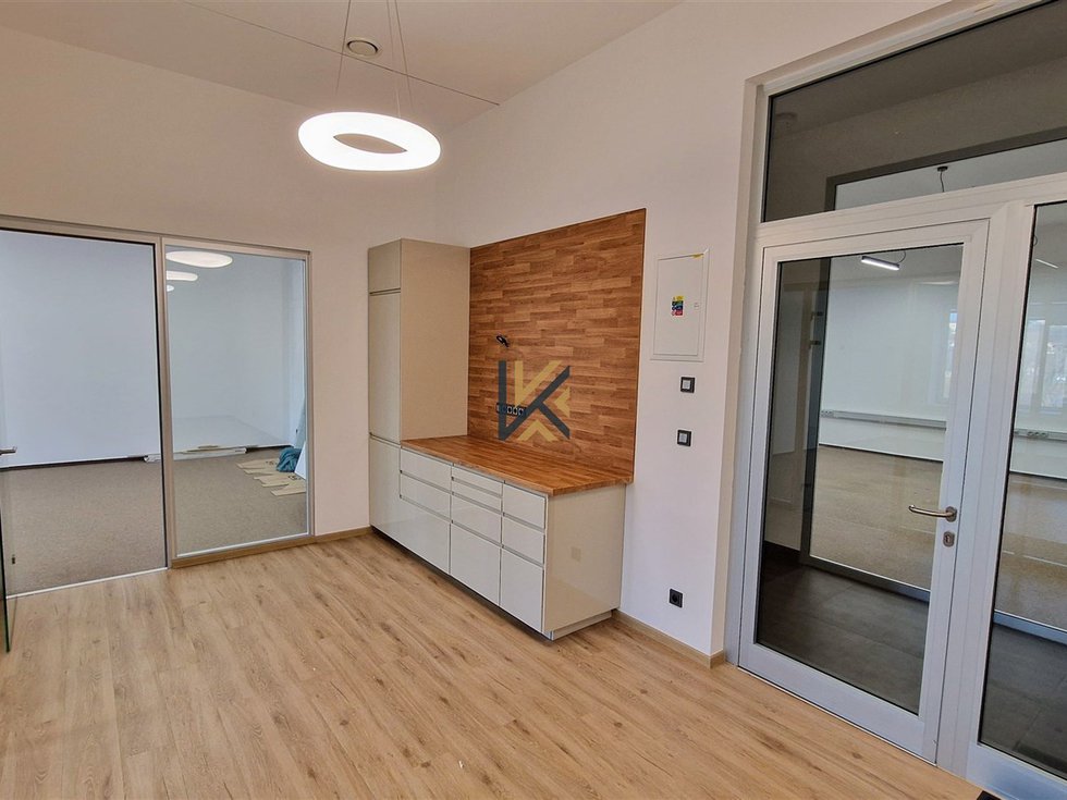 Pronájem kanceláře 175 m², Praha