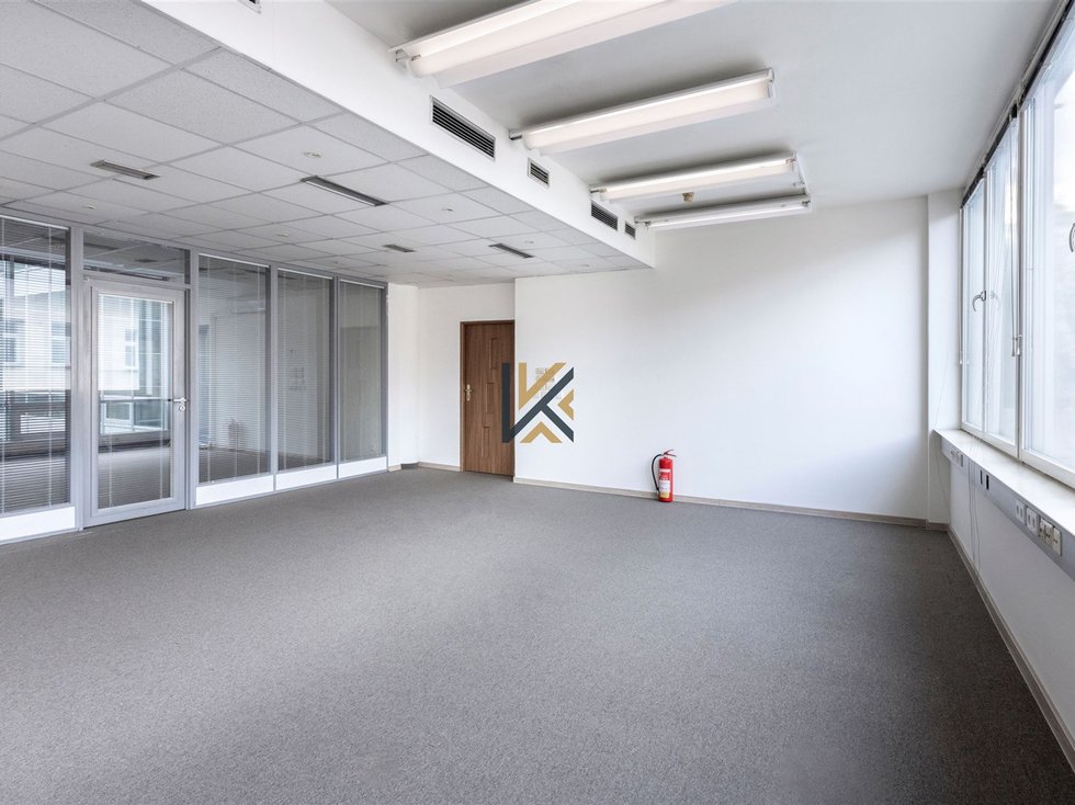Pronájem kanceláře 300 m², Praha