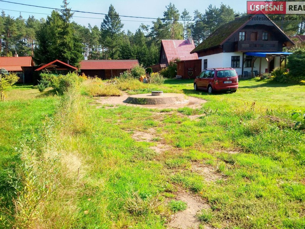 Prodej stavební parcely 818 m², Okna