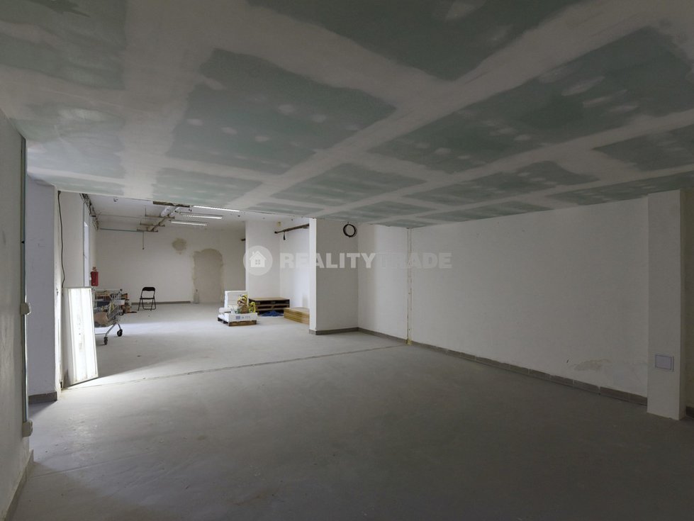 PRONÁJEM ČÁSTI 1.NP KOMERČNÍHO OBJEKTU 300 M2 VE STRAKONICÍCH - POVÁŽSKÁ 266, PŘEDNÍ PTÁKOVICE - WWW.REALITYTRADE.CZ - TEL.: 602 271 334 - EMAIL: STRBACKA@REALITYTRADE.CZ
