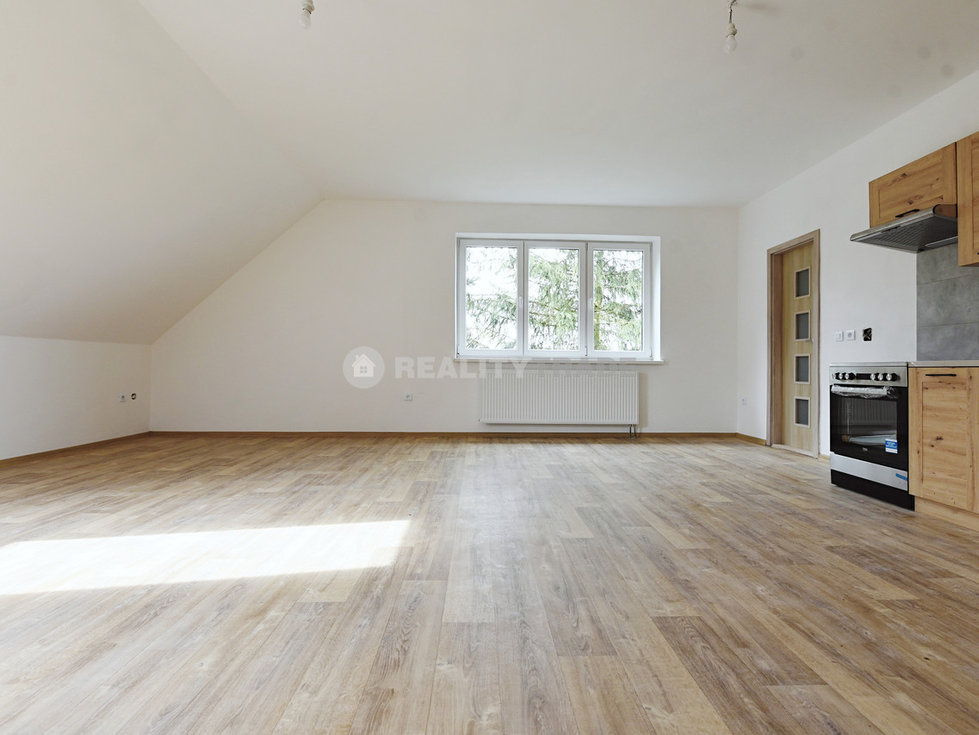 PRONÁJEM PĚKNÉHO, VELKÉHO BYTU 3+KK, 109 M2 V 1NP RD (PODKROVÍ) , MILEJOVICE, OKRES STRAKONICE, WWW.REALITYTRADE.CZ - TEL.: 602 271 334, E-MAIL: STRBACKA@REALITYTRADE.CZ