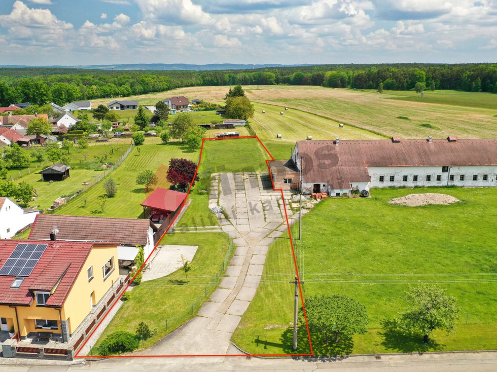 Prodej stavební parcely 2376 m², Lipí