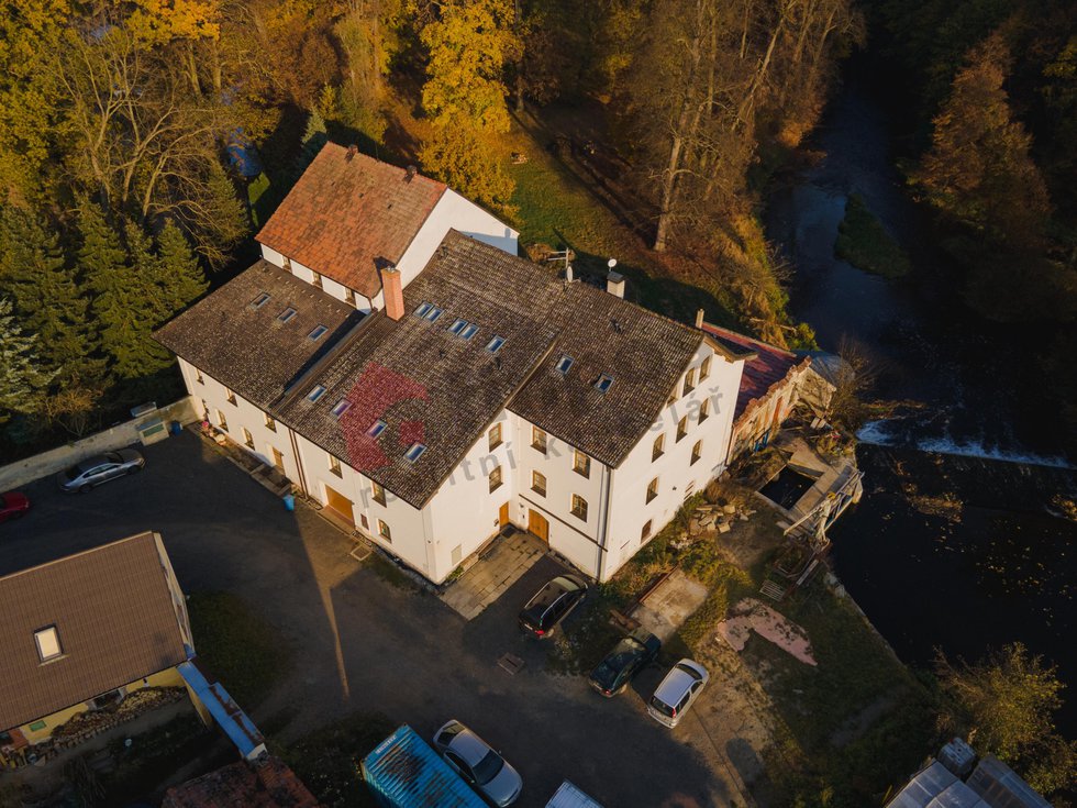 Prodej rodinného domu 1500 m², Lužany