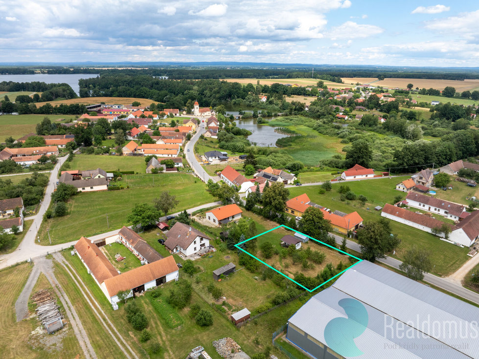 Prodej stavební parcely 1000 m², Lišov