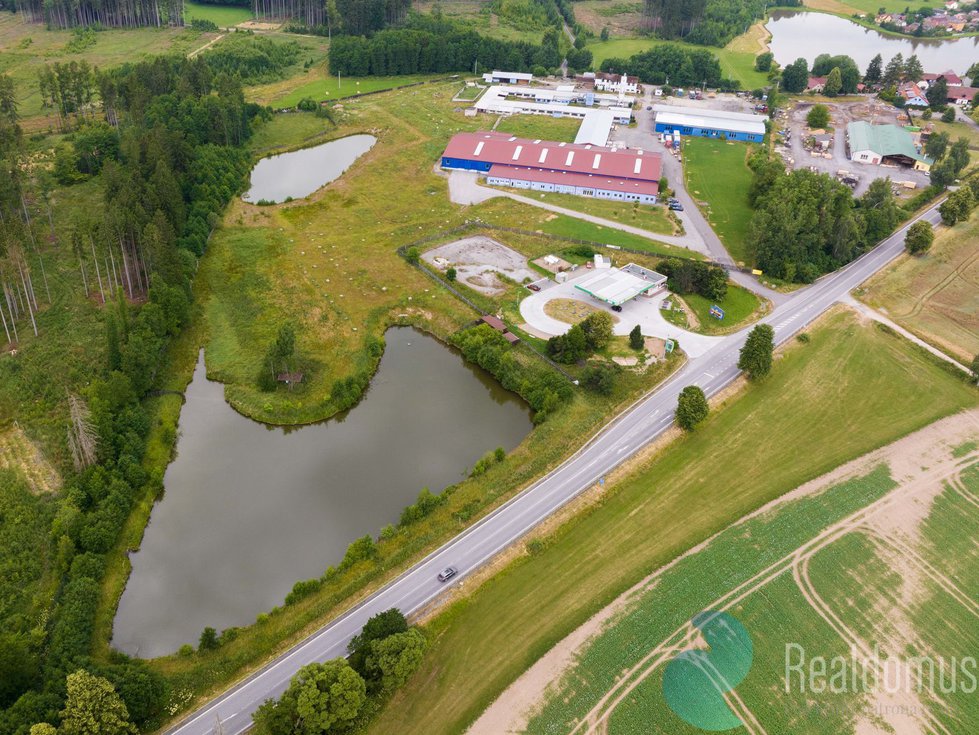 Prodej výrobního objektu 4500 m², Hladov