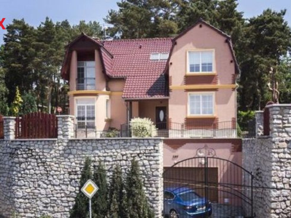 Prodej rodinného domu 450 m², Dalovice