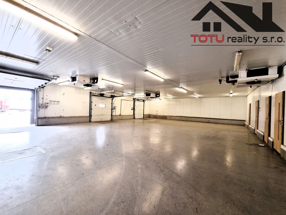 Pronájem skladu 4500 m², Černožice