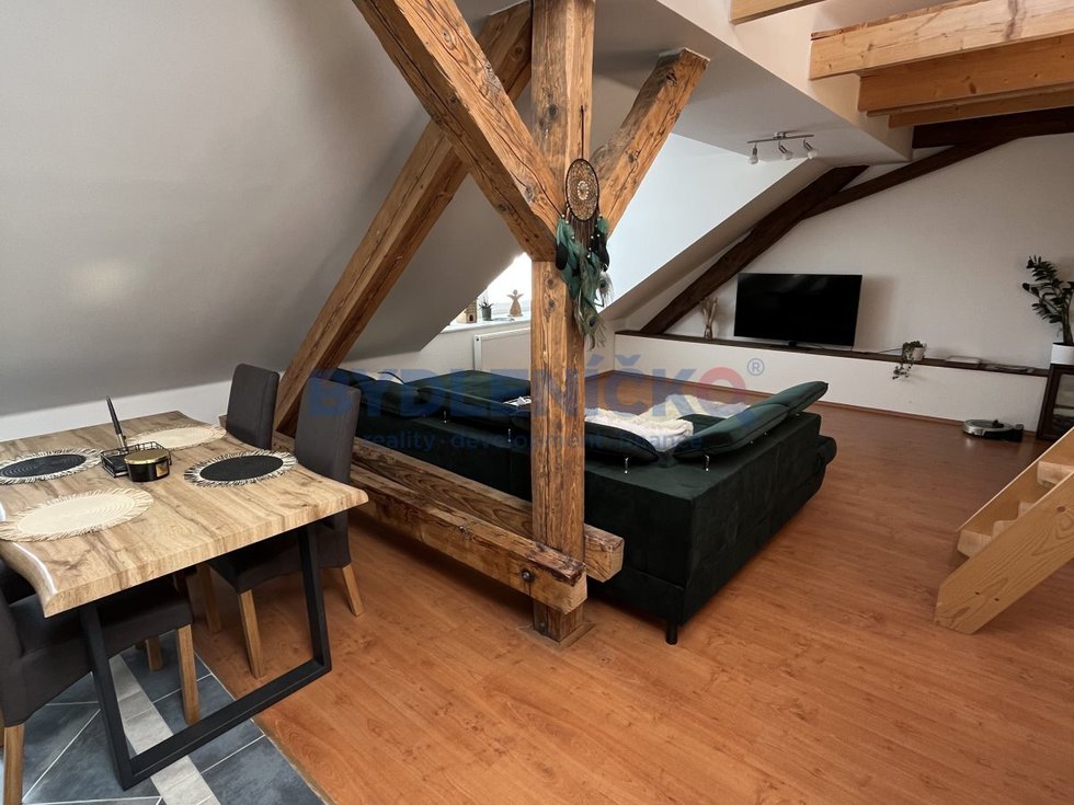 Pronájem podkrovního bytu 3+kk, 107m2, ulice Masar