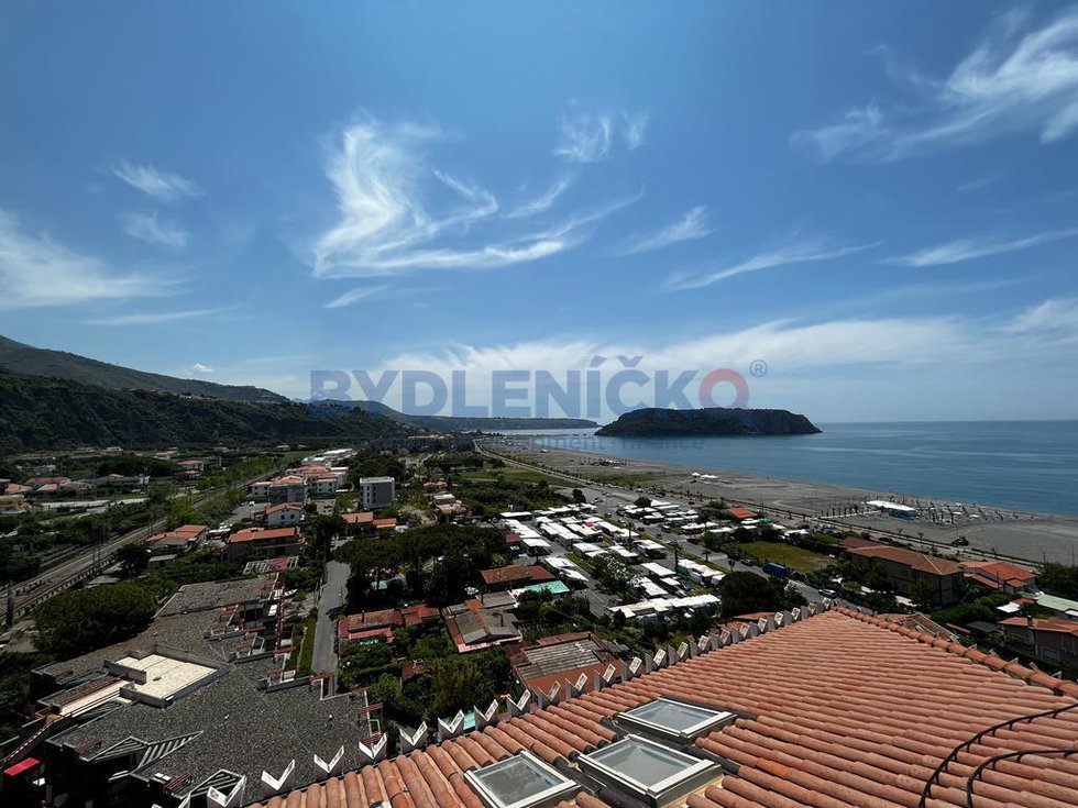 5925.jpeg Prodej bytu 4kk s panoramatickou terasou, výhled na moře a město Praia a Mare, region