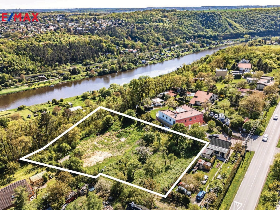 Prodej stavební parcely 2955 m², Husinec