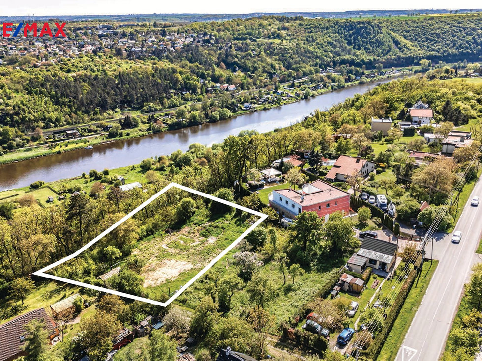 Prodej stavební parcely 1885 m², Husinec