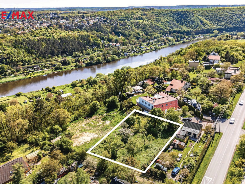 Prodej stavební parcely 1070 m², Husinec