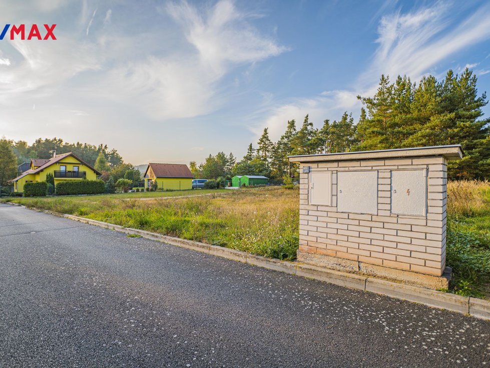 Prodej stavební parcely 1607 m², Vroutek