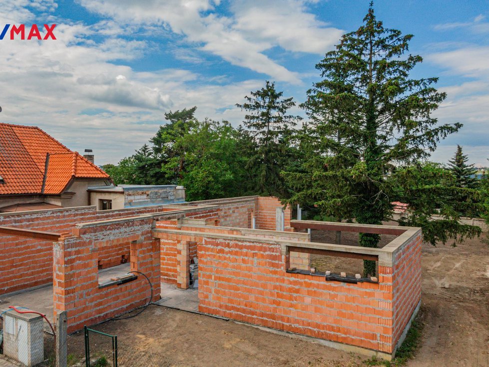 Prodej stavební parcely 1054 m², Zbuzany