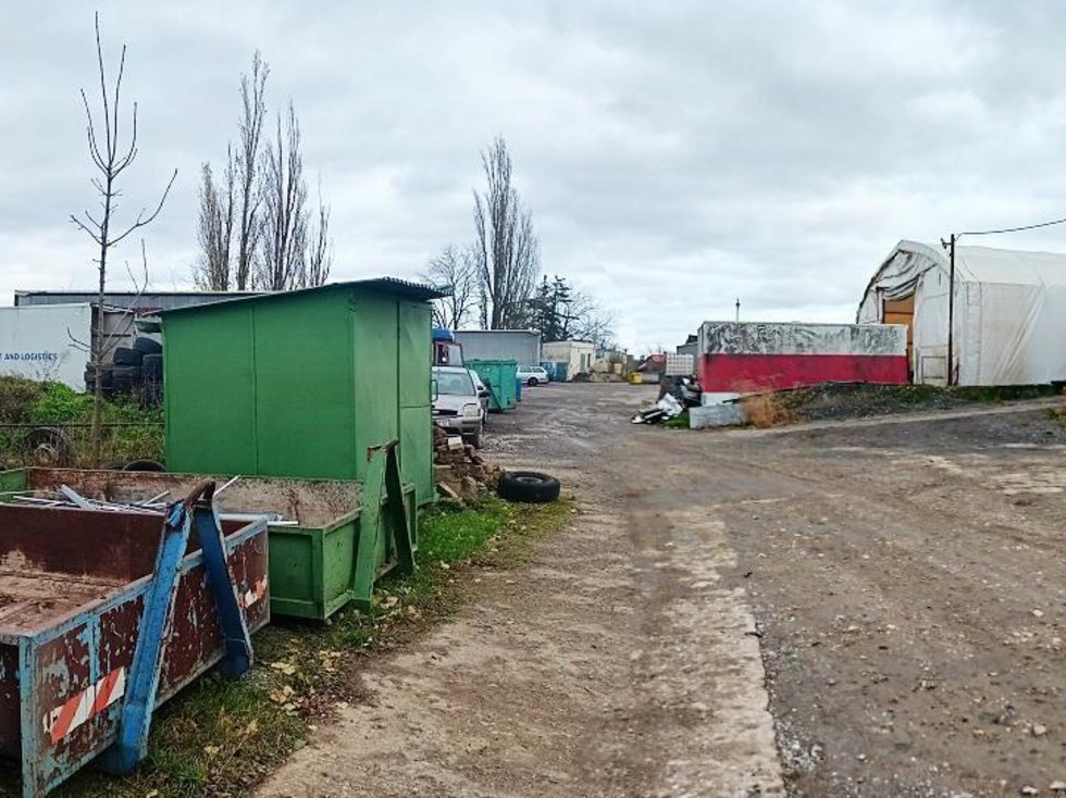 Pronájem komerčního pozemku 1200 m², Nučice