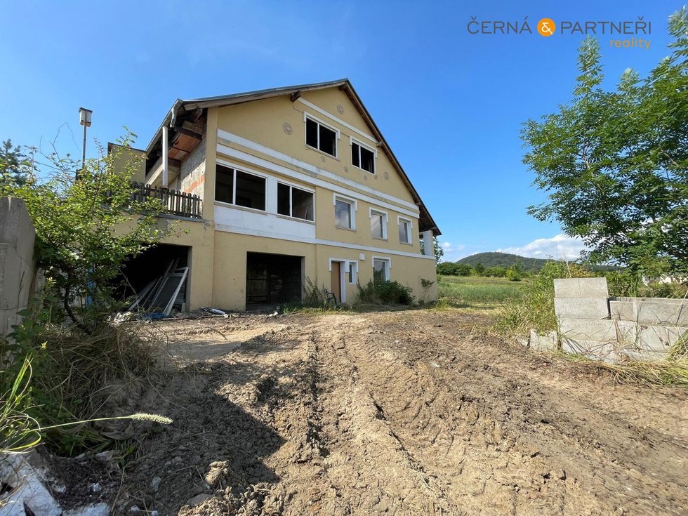 Prodej stavební parcely 10857 m², Modlany