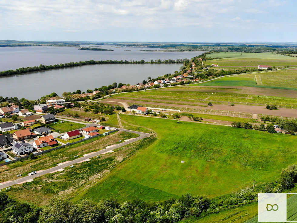 Prodej stavební parcely 2318 m², Strachotín