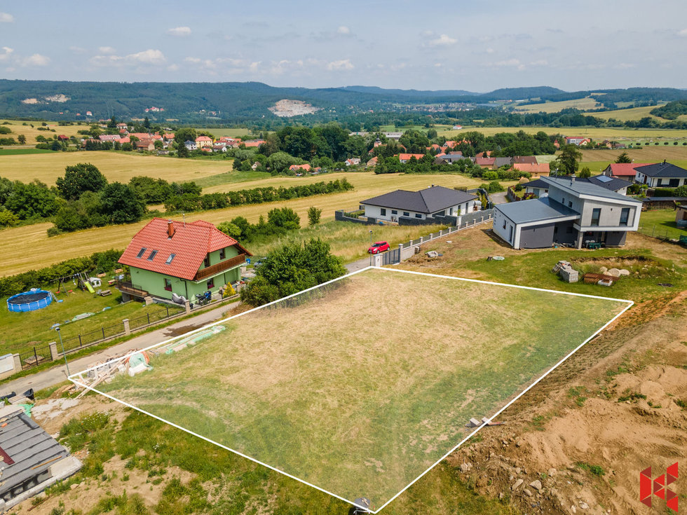 Prodej stavební parcely 1107 m², Lešany