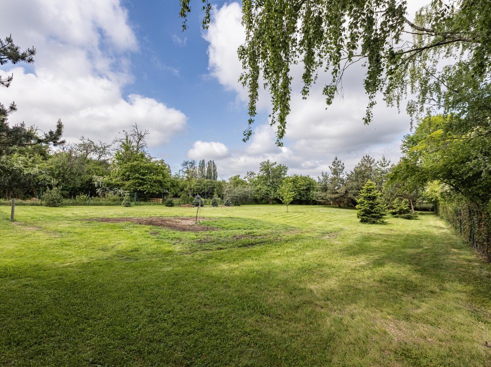 Prodej stavební parcely 1807 m², Mezouň