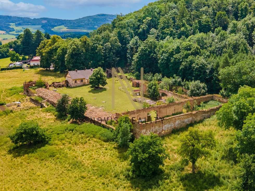 Prodej stavební parcely 6333 m², Poleň