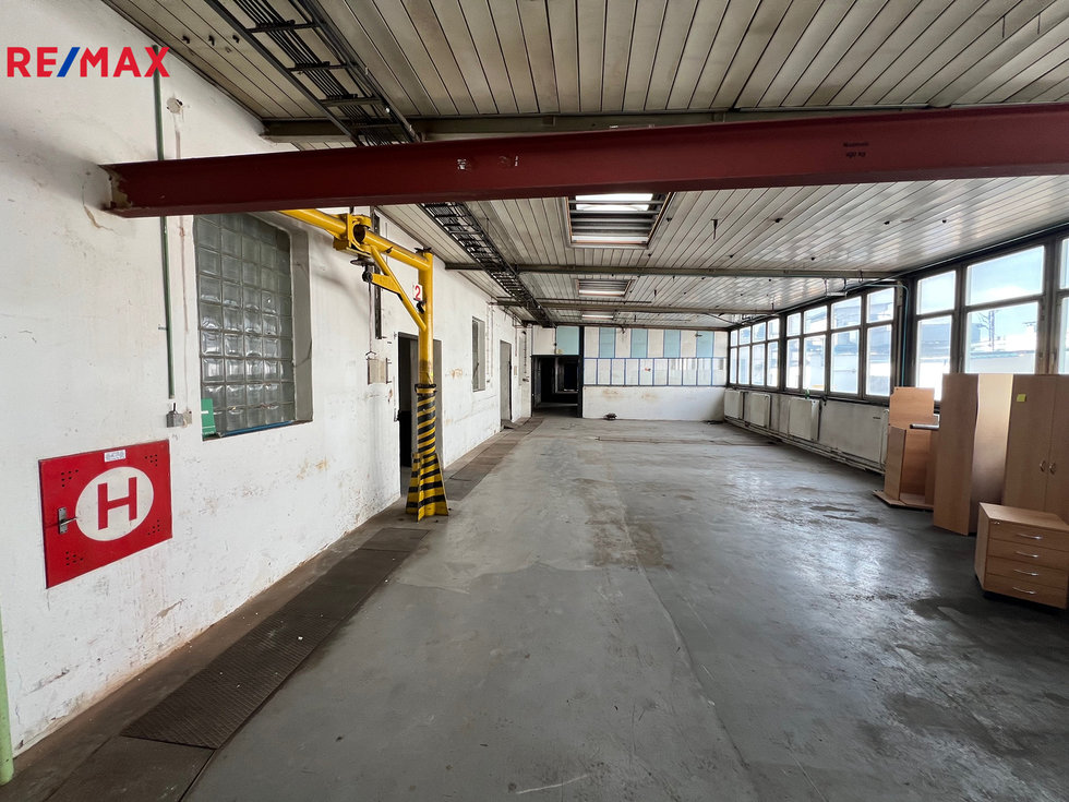 Pronájem skladu 1000 m², Beroun