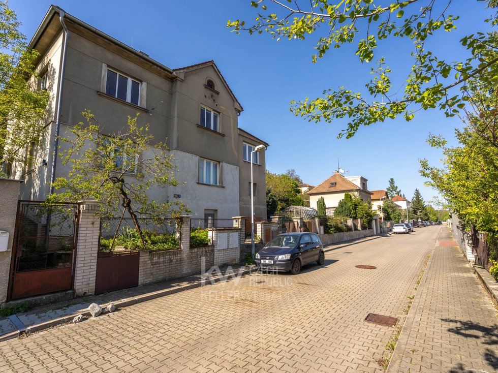 Prostorný byt v rodinném domě s vlastní zahradou, garáží a podkrovím - Vrzáková & Boháč