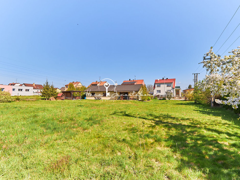 Prodej stavební parcely 1039 m², Roudné