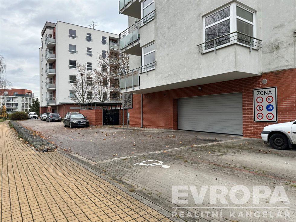 Prodej parkovacího místa 16 m², Hradec Králové