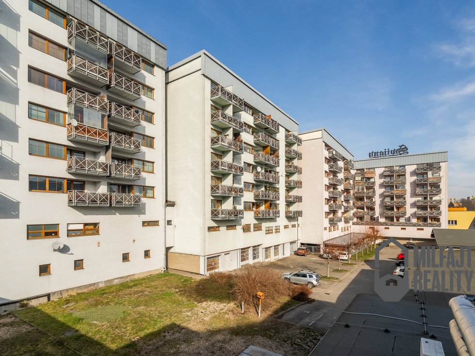 2025-03-10-15-01-26-CZ8_2327