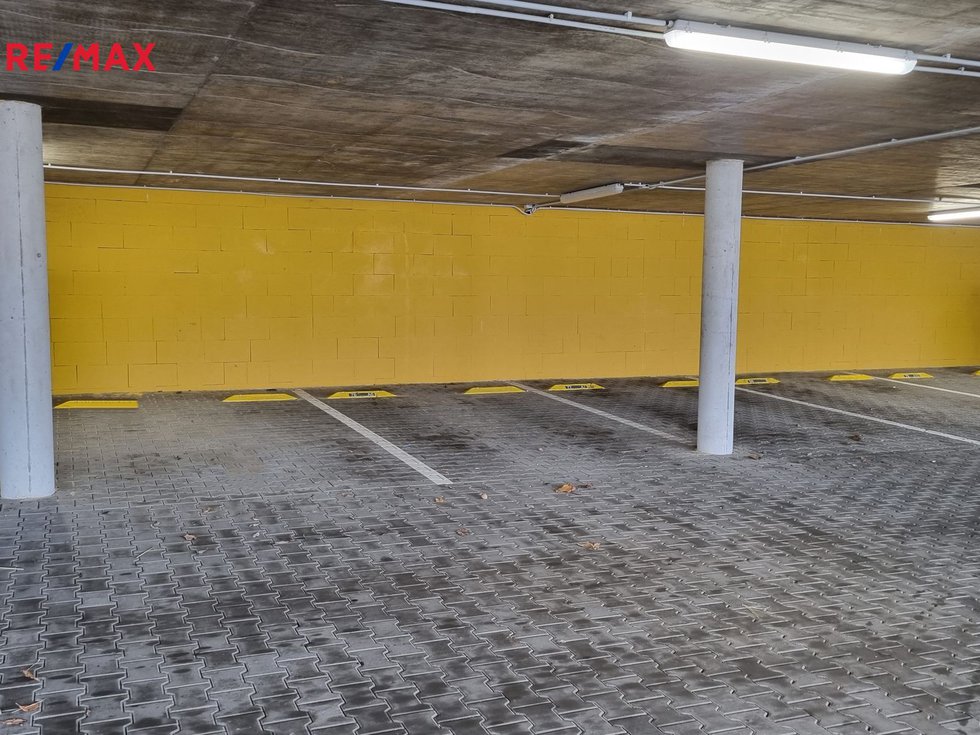 Prodej parkovacího místa 13 m², Rosice