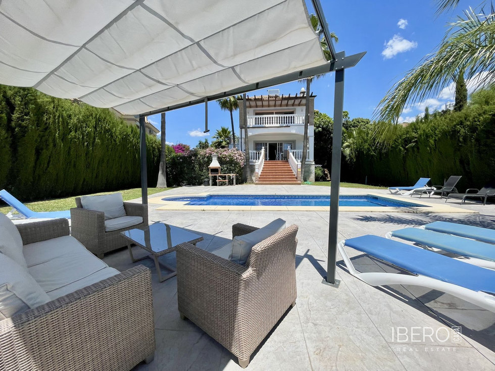 Prodej rodinného domu 233 m²