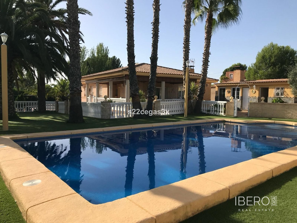 Prodej rodinného domu 900 m²