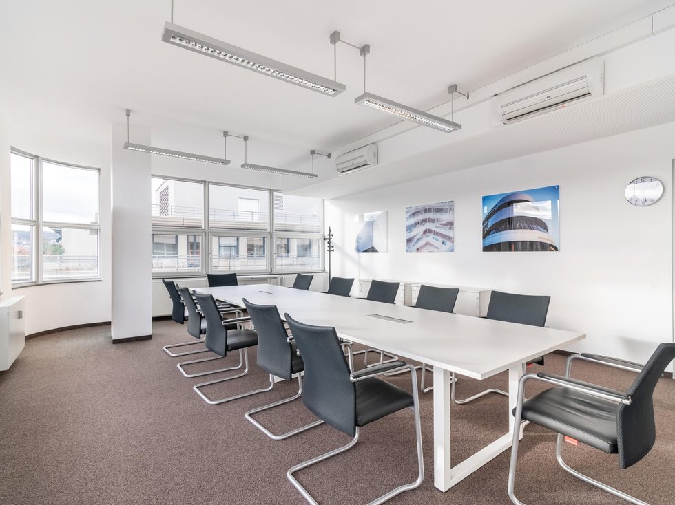 Regus Konigstrasse 10c 523 Stuttgart, Germany Larg