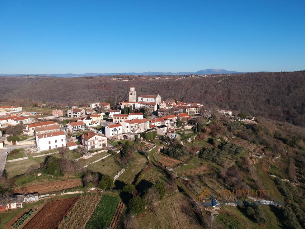Prodej stavební parcely 1153 m²