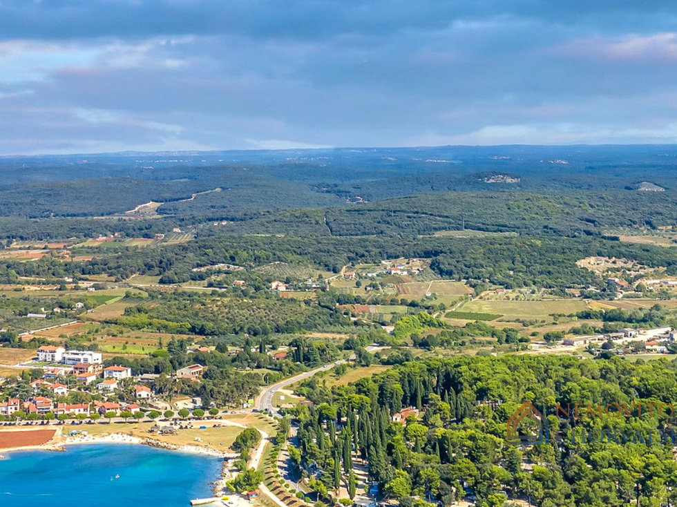 Prodej stavební parcely 4223 m²