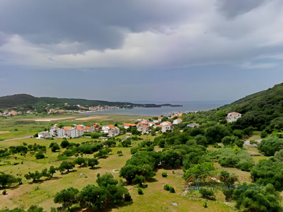 Prodej stavební parcely 2110 m²