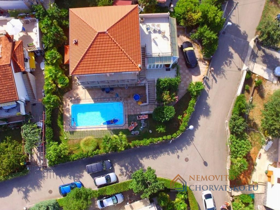 Prodej rodinného domu 430 m²