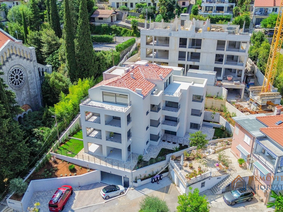Pronájem bytu 3+kk 204 m²