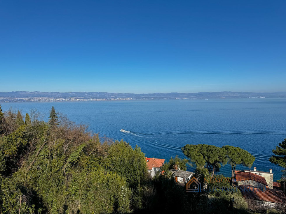 Prodej stavební parcely 2053 m²