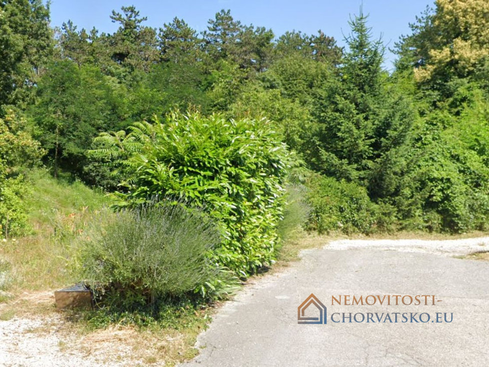Prodej stavební parcely 1744 m²