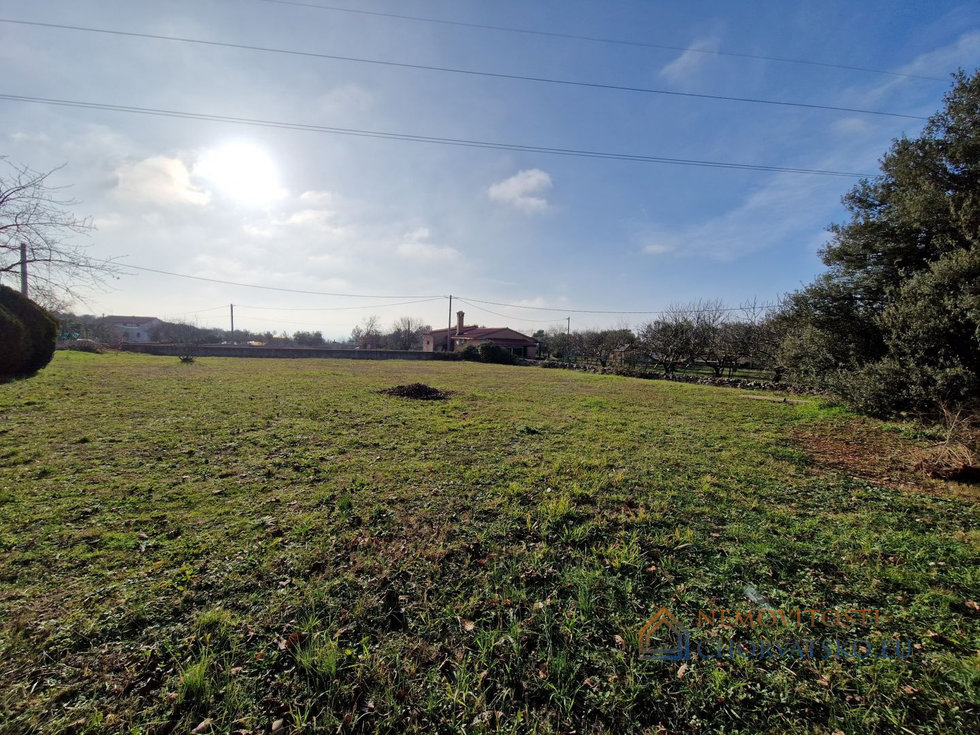 Prodej stavební parcely 2390 m²