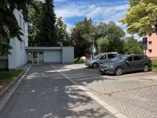 vstup do domu s parkovištěm