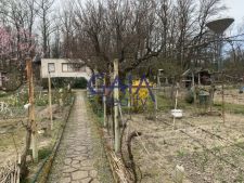 Prodej hezké zahrady se zděnou chatkou na okraji města
