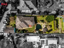 Letecký záběr na dům a pozemek