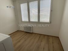 Nabízíme k pronájmu byt 2+1 v panelovém domě v blízkosti řeky Vltavy, a to v Plzeňské ulici.