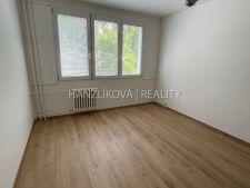 Nabízíme k pronájmu byt 2+1 v panelovém domě v blízkosti řeky Vltavy, a to v Plzeňské ulici.