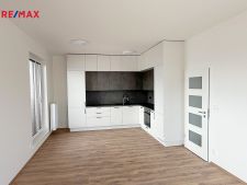 Obývací místnost s kompletně vybavenou kuchyňskou 