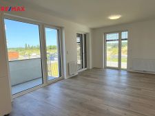 Obývací místnost s kuchyní a balkónem