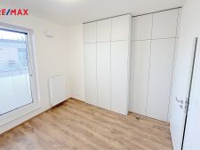 Ložnice s vestavěnou skříní